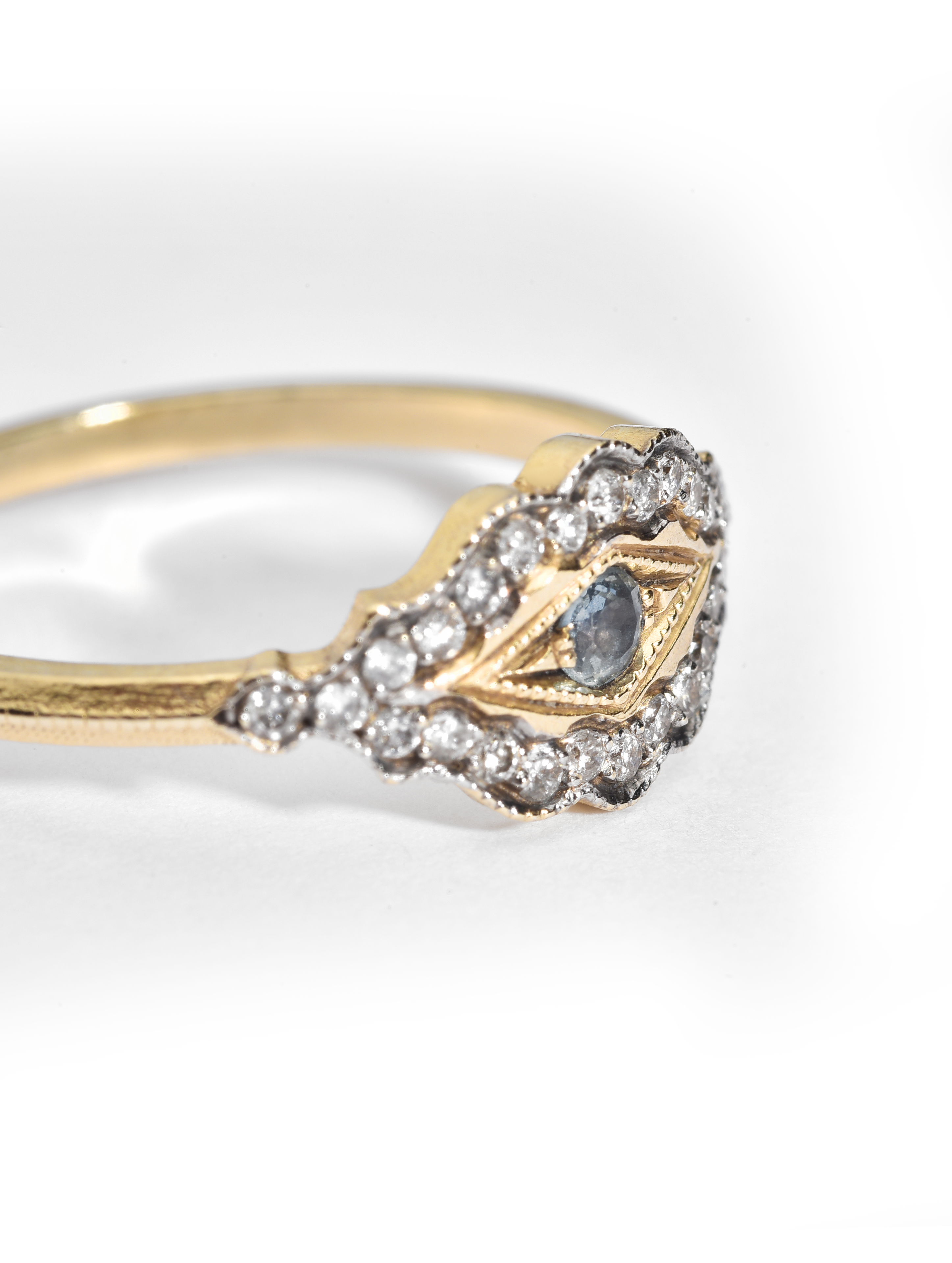 Scalloped Eye Ring · Diamond & Sapphire