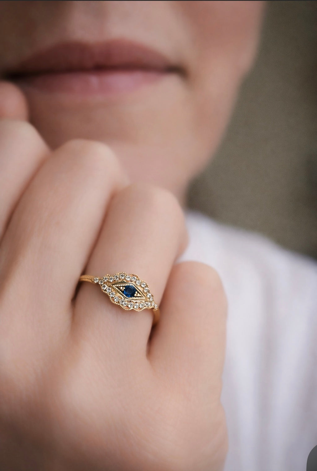 Scalloped Eye Ring · Diamond & Sapphire