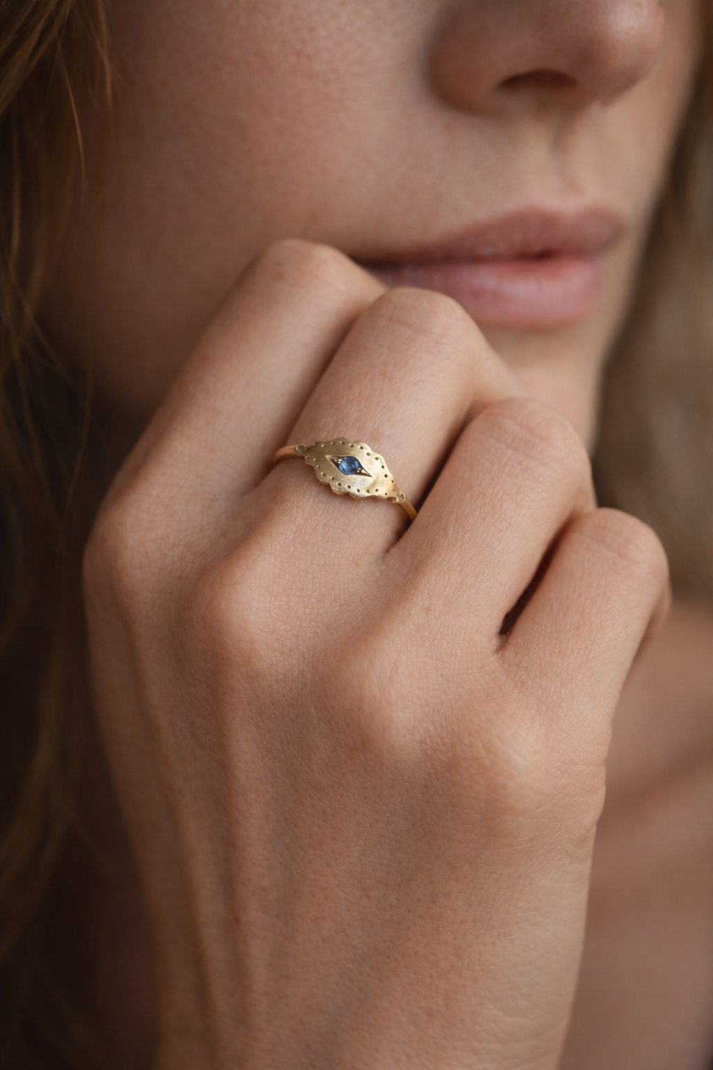 Scalloped Eye Ring with Sapphire