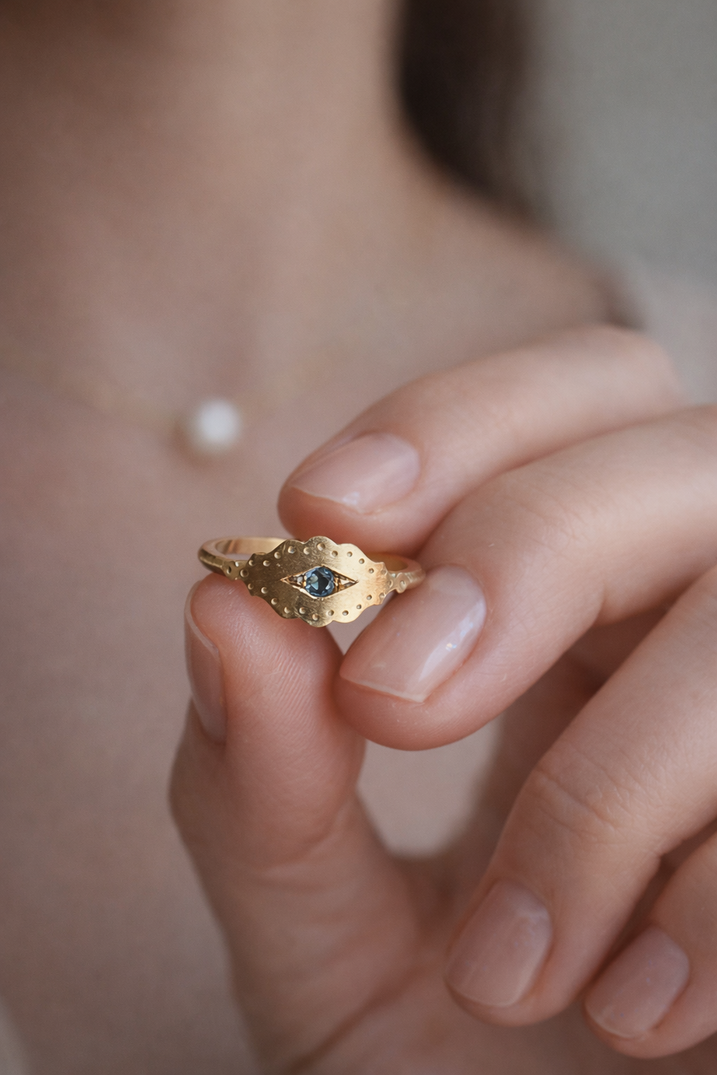 Scalloped Eye Ring with Sapphire