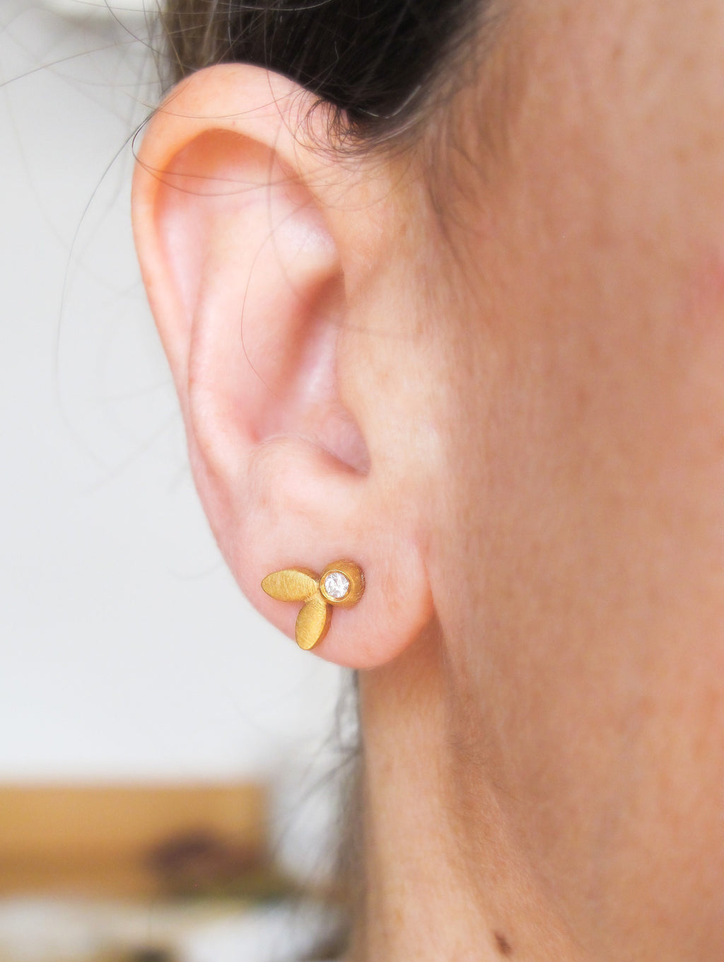 Olive Leaf Diamond Earstuds