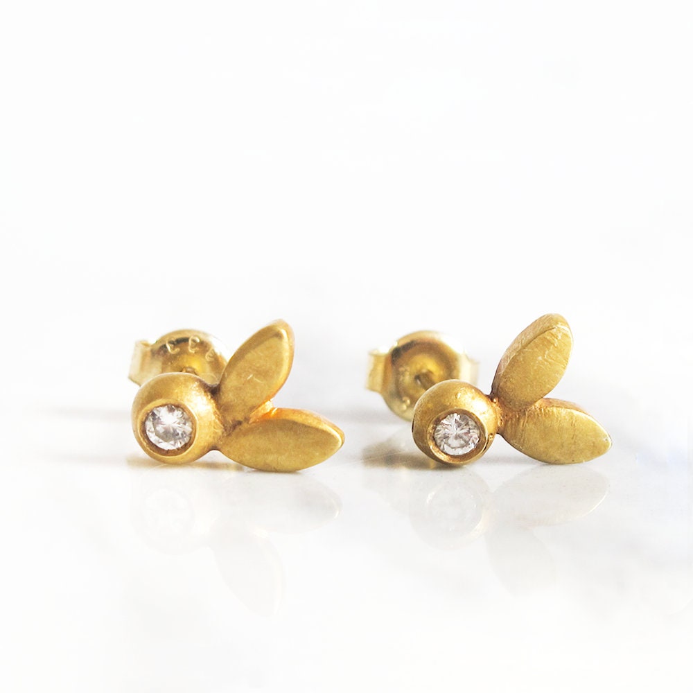 Olive Leaf Diamond Earstuds